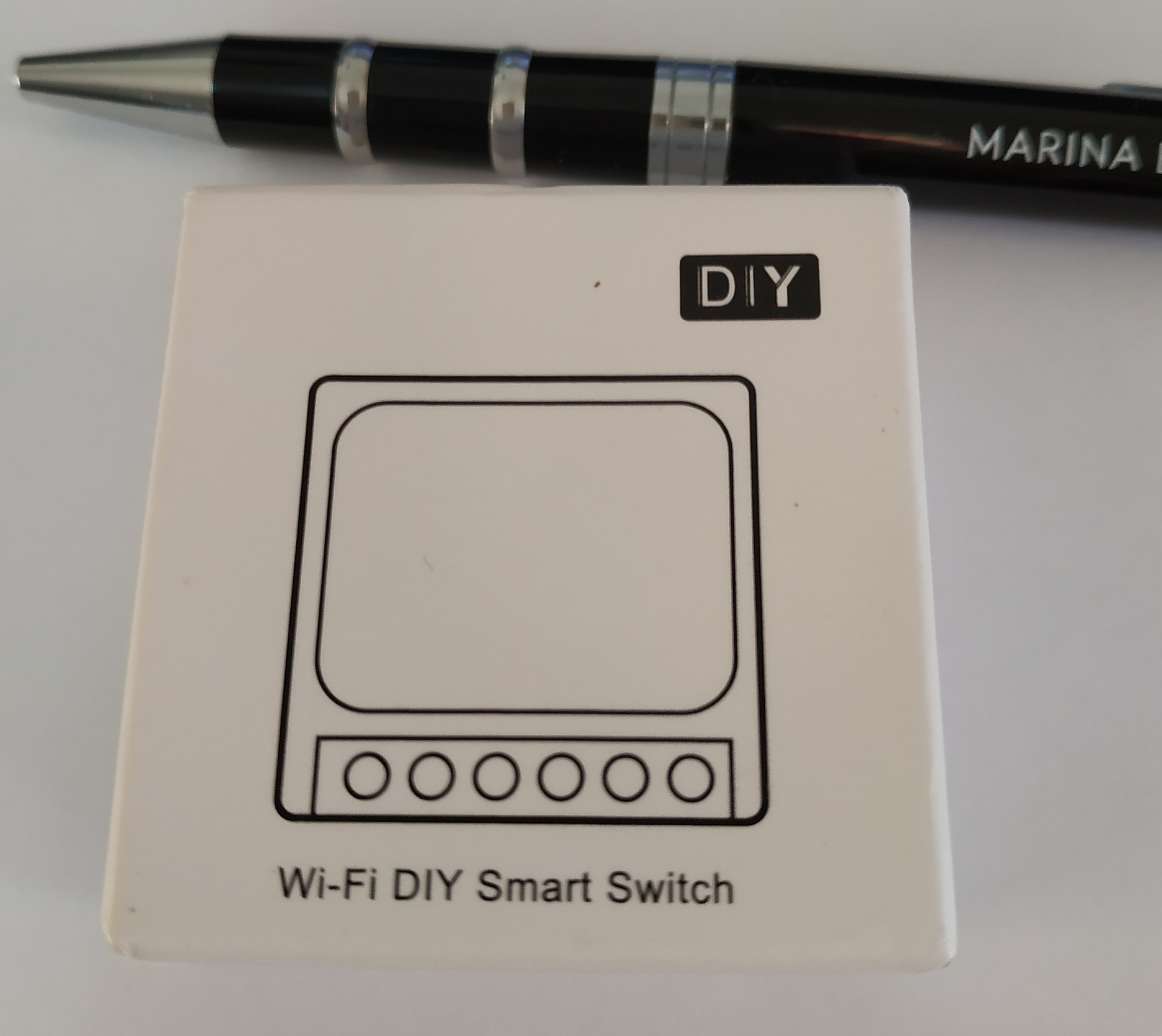 Boîte de Smart Switch wifi et stylo pour donner une idée de la taille