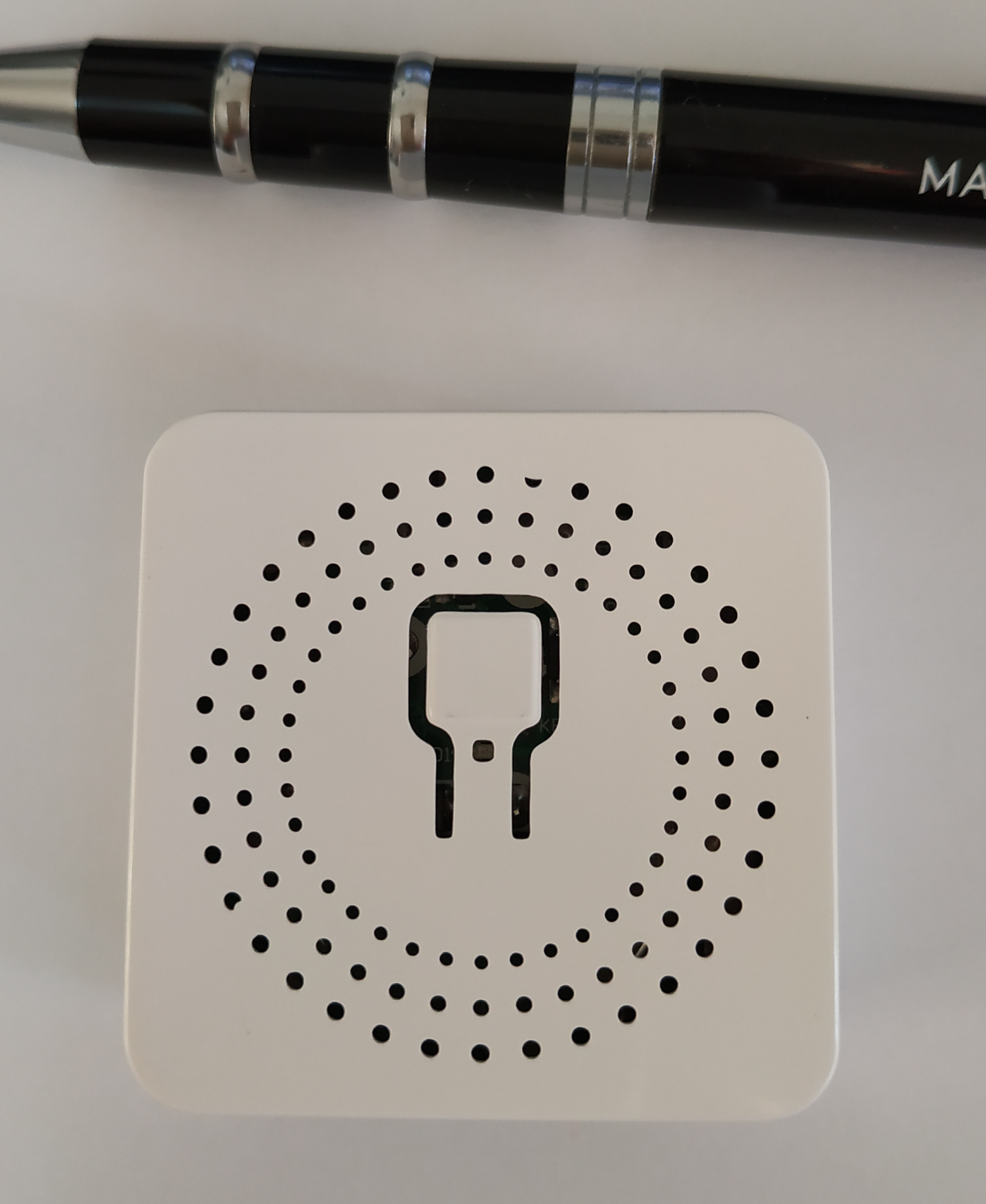 Face principale avec une zone d'appui pour les commandes (on/off ou appairage wifi)