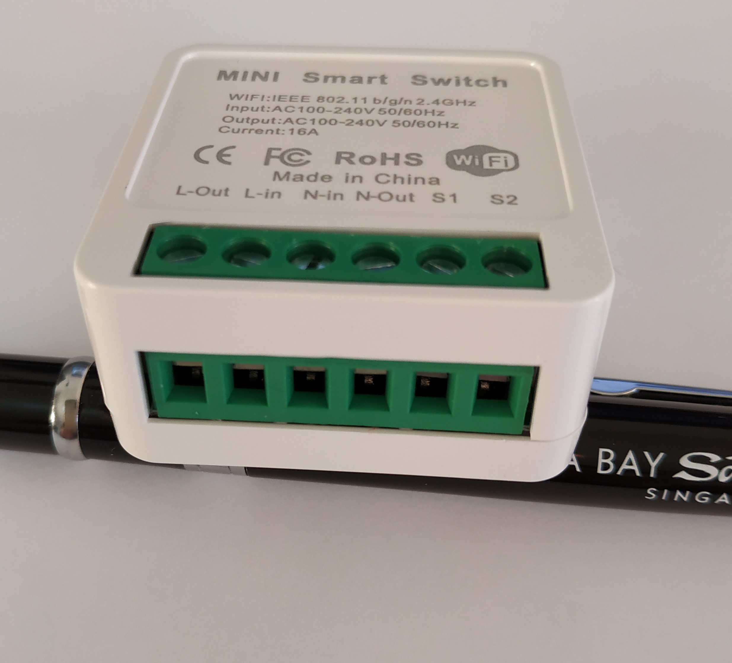 Zone pour le branchement des fils : 2 fils IN (Ligne et Neutre) + 2 fils OUT (L et N) + 2 fils pour un interrupteur classique