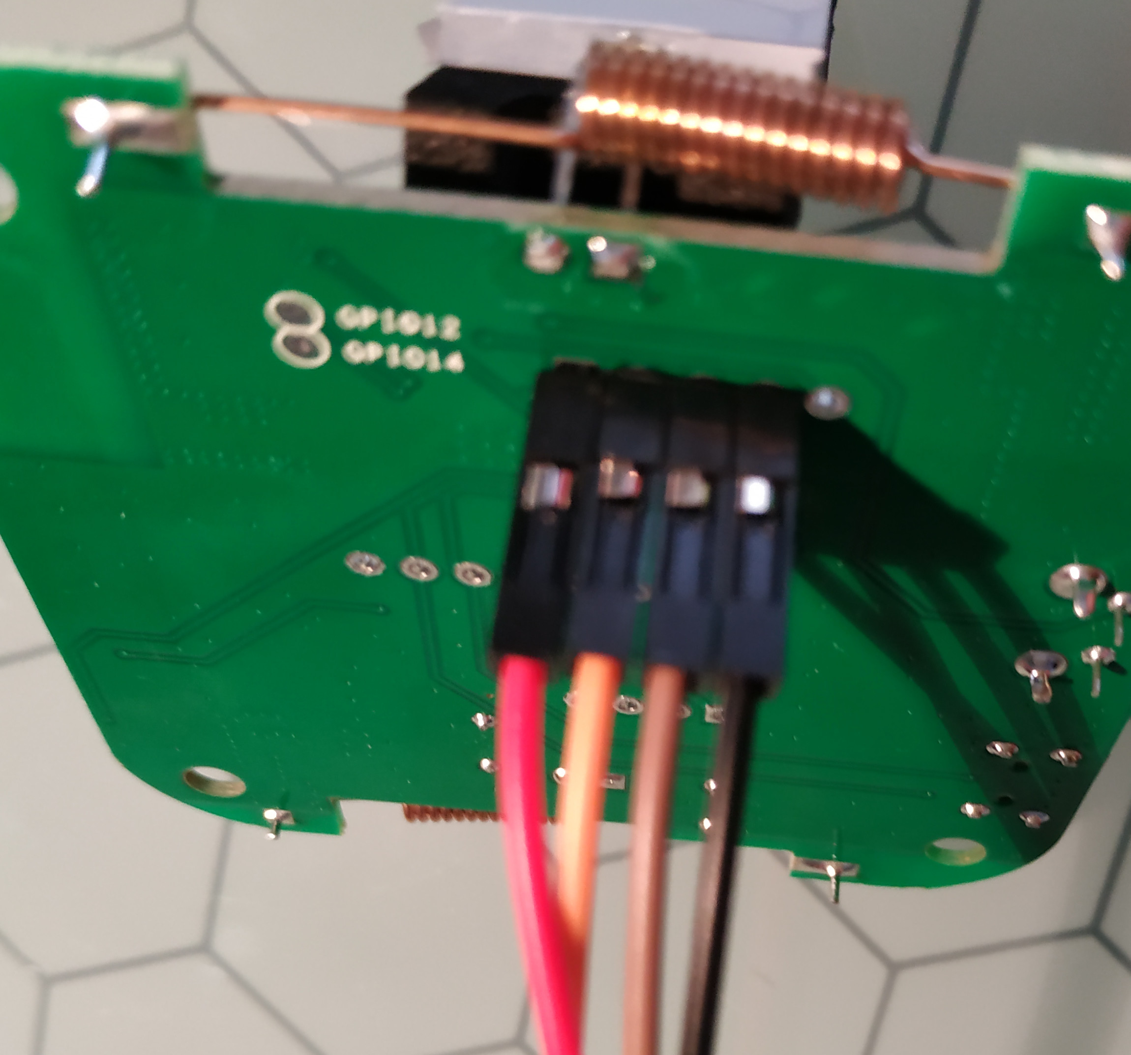 Faire entrer les pins des câbles par le dessous de la carte (désolé pour la photo ratée !)