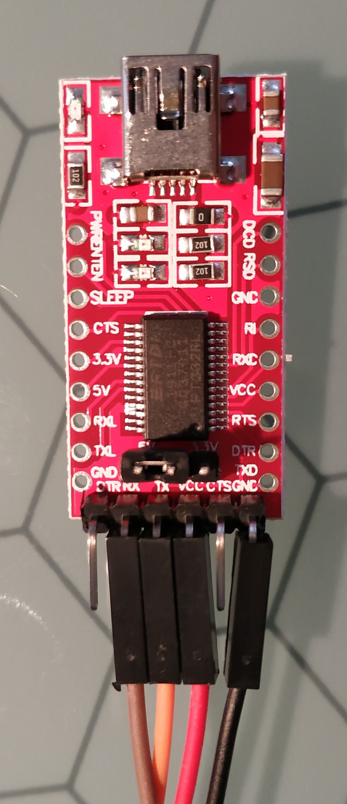 Il faut intercaler un FTDI232 entre le PC et le Sonoff et bien vérifier que le FTDI est en 3.3V (cavalier à bouger dans le cas de ma version) puis connecter 4 câbles dupont : RX/TX à croiser + GND et VCC(3.3v)