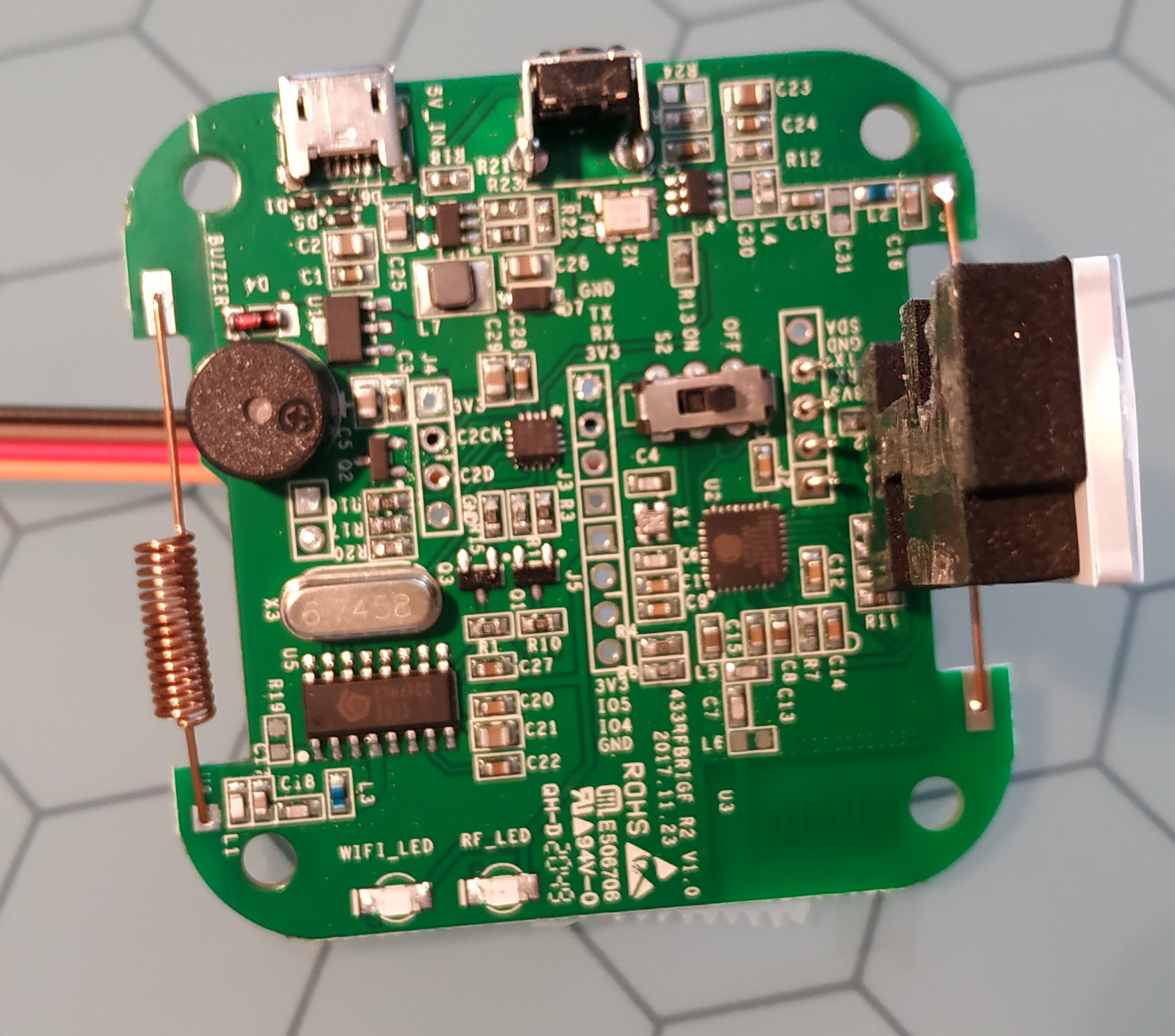 La carte Sonoff avec ses antennes RF433MHz sur les côtés. Sur la partie haute, la prise micro usb et le bouton reset à côté; en bas 2 LEDs pour le wifi et le 433MHz