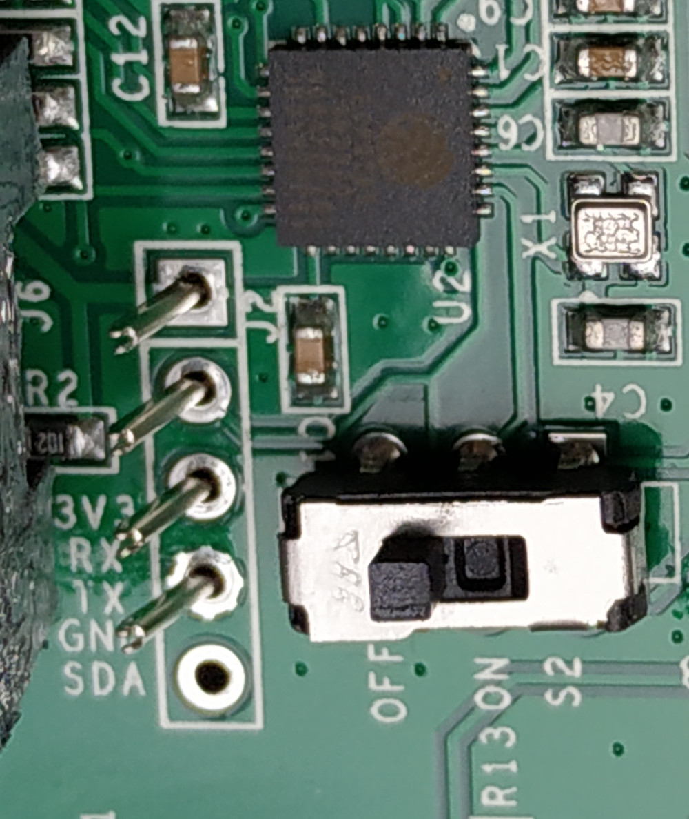 Sur le Sonoff mettre le switch sur OFF (le remettre ensuite sur ON) Les 4 pins des câbles apparaissent juste à côté