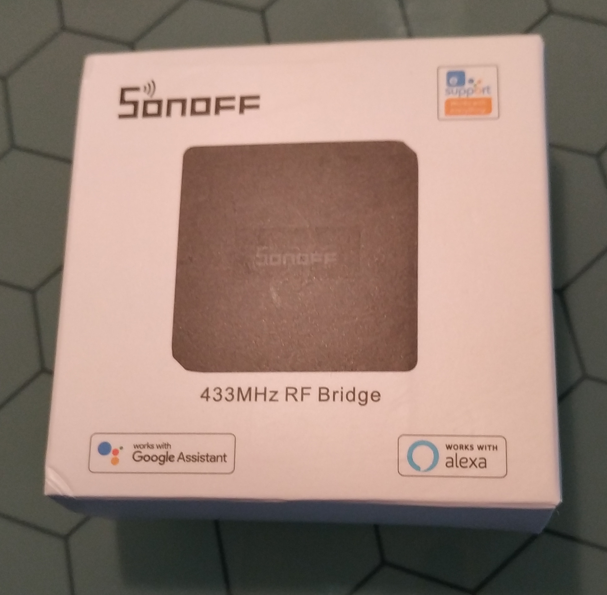 La boîte du Sonoff à peine plus grande que l'appareil