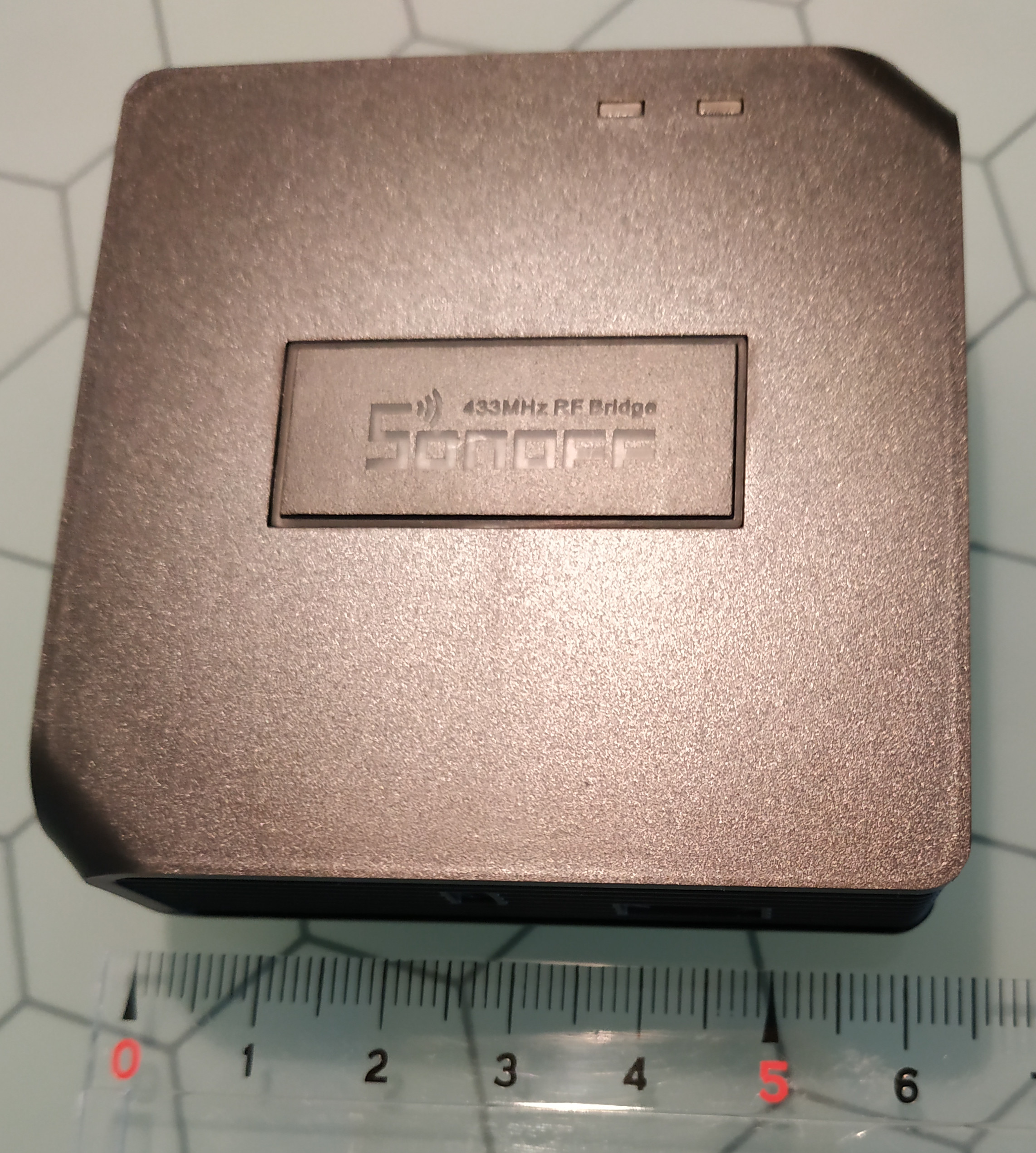 Le Sonoff, un petit boitier noir qui s'alimente avec un câble micro usb relié à une prise usb d'un Pi ou d'un PC/Mac.