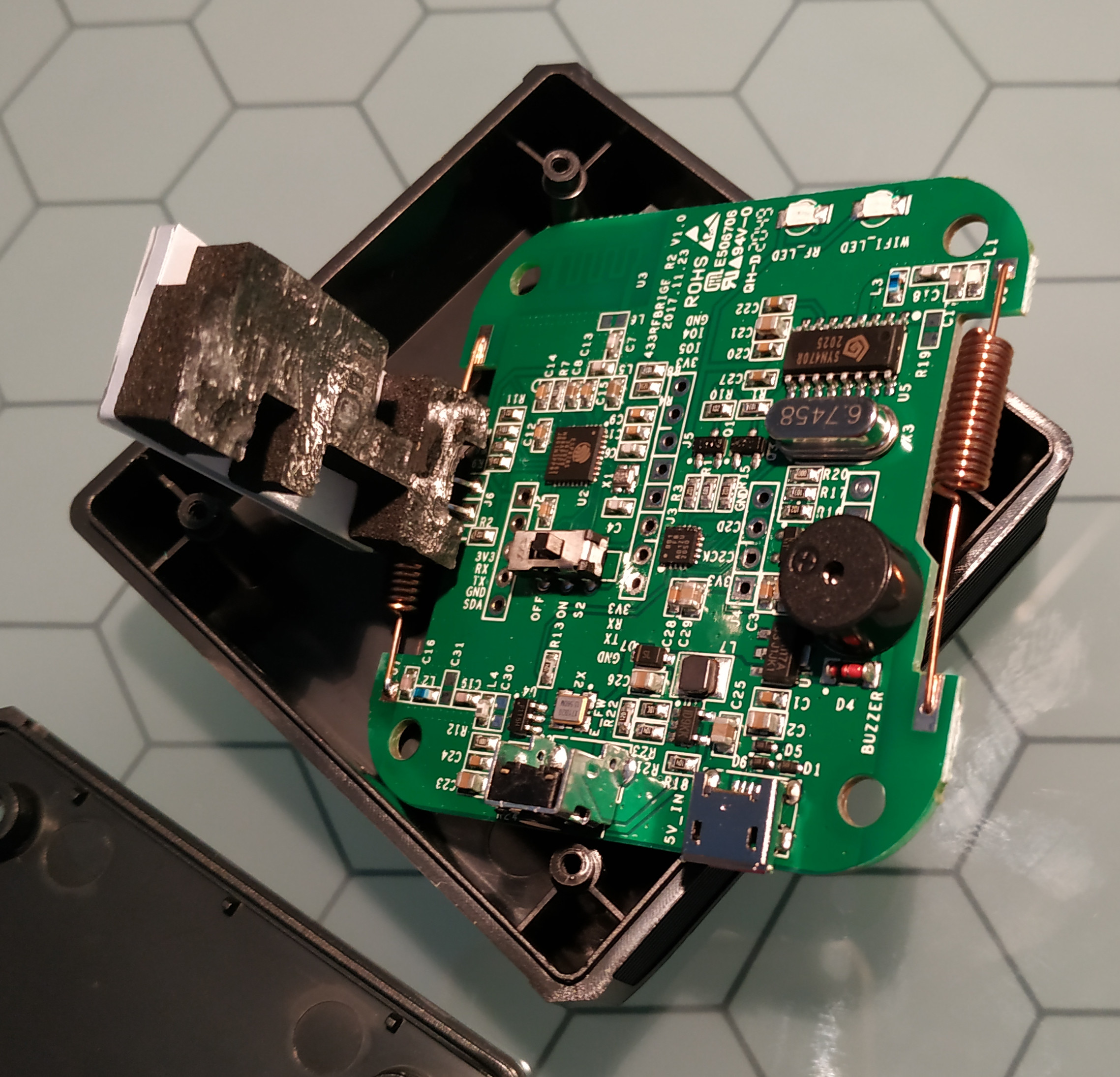 Ensuite on relève "délicatement" la partie led qui éclaire en vert le logo Sonoff pour découvrir un switch et les trous pour les câbles dupont