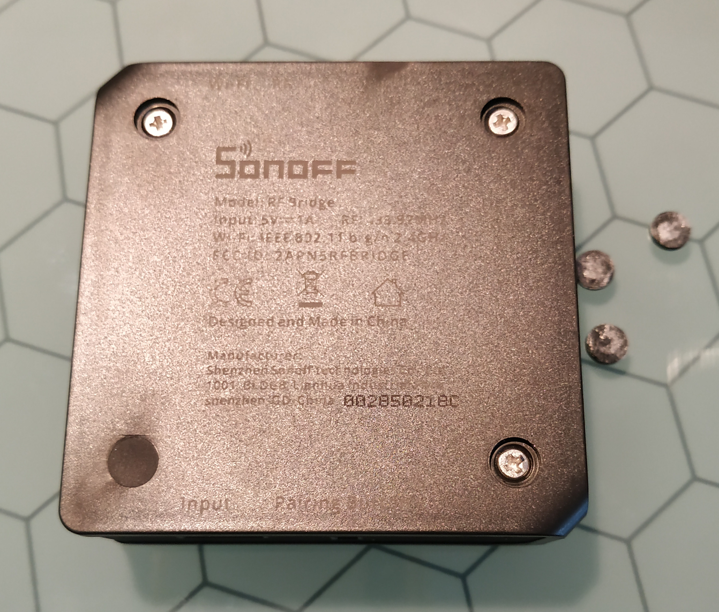 Pour flasher le firmware Tasmota on enlève les pieds en caoutchouc et on dévisse les 4 vis.